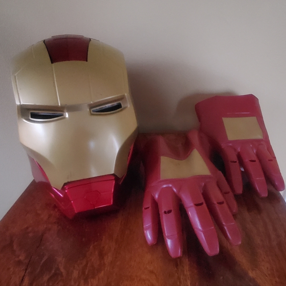 Marvel Legends Series Iron Man Helmet and Light/Sound Gloves